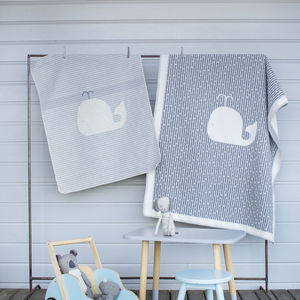 La Baleine broderie offerte (photo 1/2)