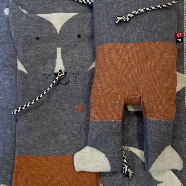 Couverture Le loup et les moutons broderie offerte  (photo 1/1)